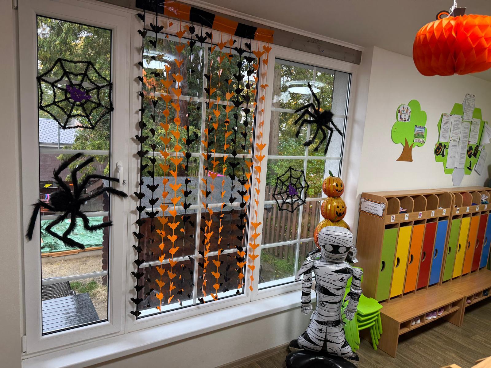Podívejte se, jak jsme hezky vyzdobili prostory naší školky na Halloween!